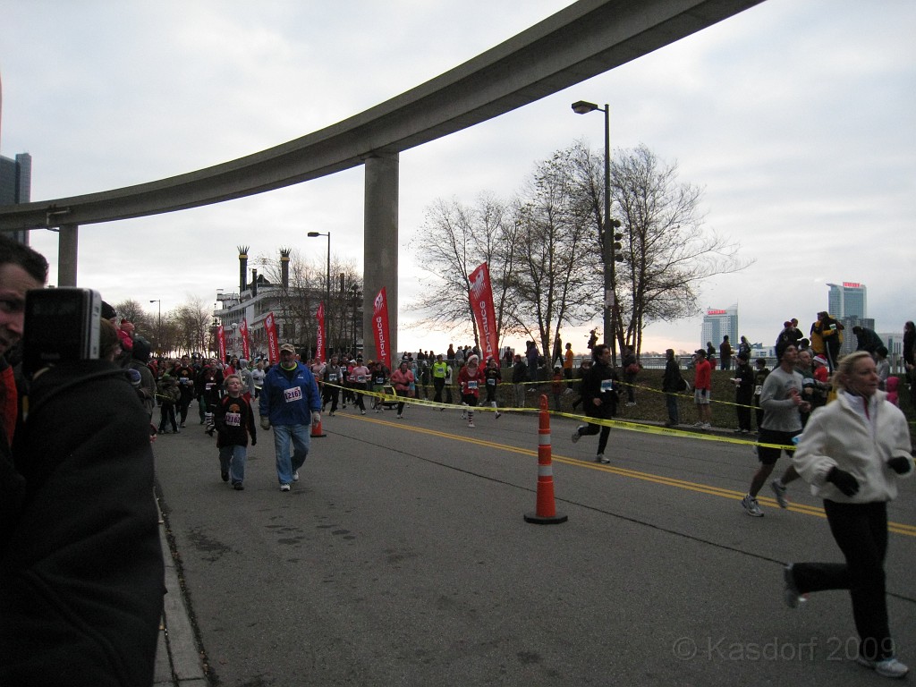 Detroit Turkey Trot 10K 2009 063.jpg - The 2009 Detroit Turkey trot 10K was run on November 29, 2009. A chilly and blustery day. Lots of costumes and racers though, 12400 strong!